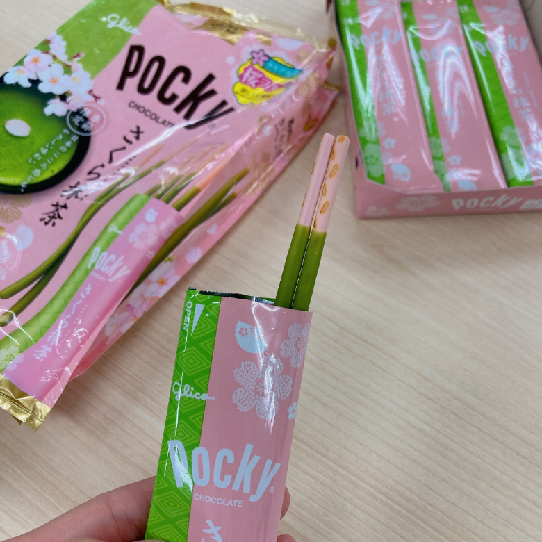 ポッキーさくら抹茶　中身①